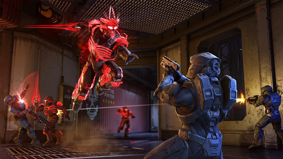 Due Spartan avanzano in un corridoio dell'UNSC mentre un'esplosione illumina la scena in Halo Infinite