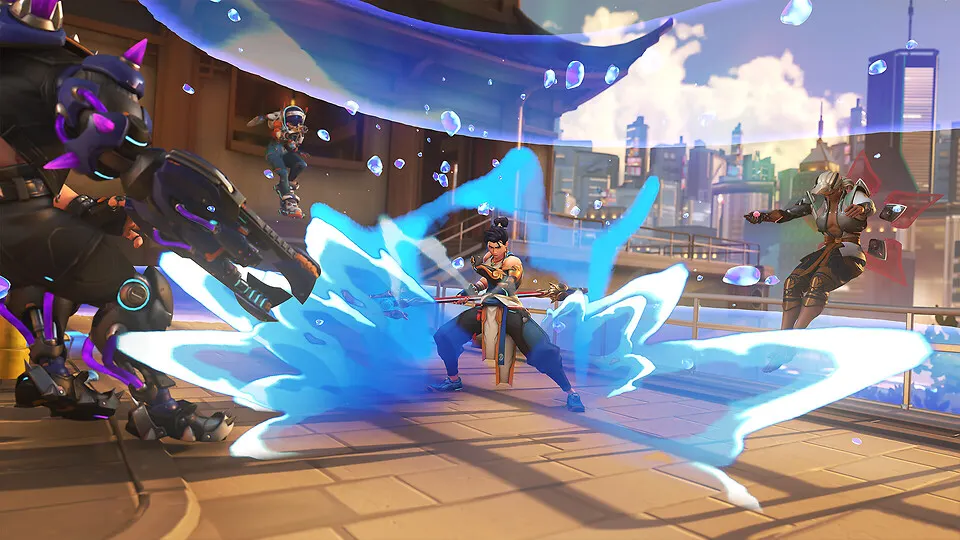 Scontro ravvicinato in Overwatch 2: un eroe crea uno scudo di ghiaccio mentre due alleati intervengono su una passerella giapponese